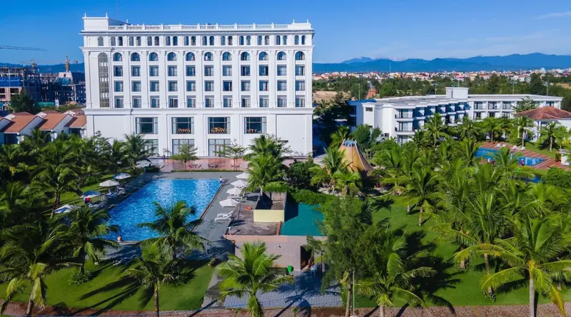 Toàn cảnh Celina Peninsula Resort với hồ bơi và vườn dừa