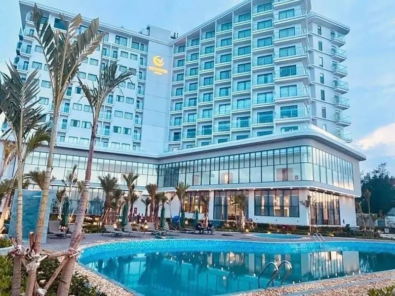 Tòa nhà Seabird Hotel và hồ bơi ngoài trời