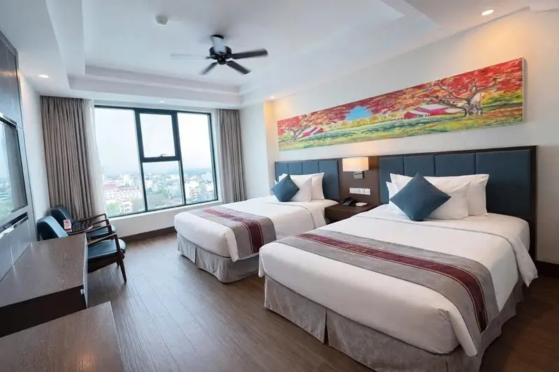Phòng hai giường có cửa kính lớn tại Summer 2