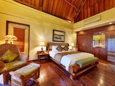 Phòng ngủ nội thất gỗ tại Sun Spa Resort