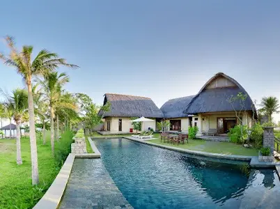 Biệt thự mái lá và hồ bơi tại Sun Spa Resort