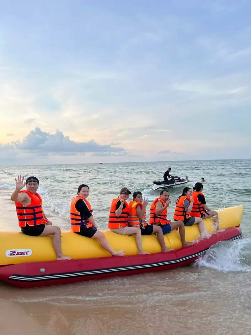 Khách MUY chơi thuyền chuối trên biển