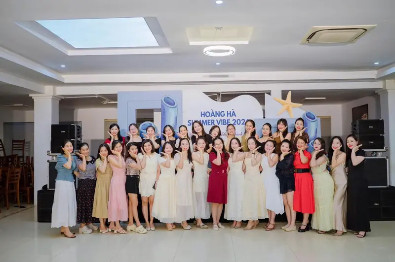 Nhân viên Công ty HT chụp ảnh lưu niệm