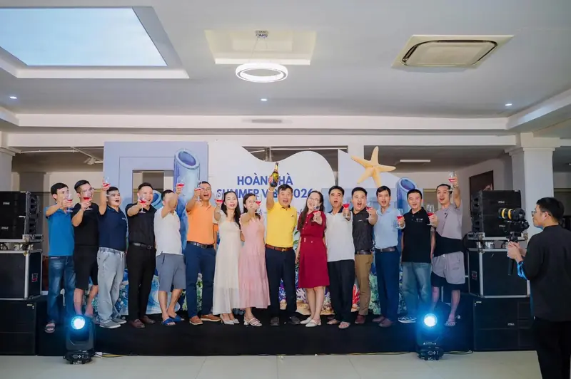 Ban lãnh đạo Công ty HT nâng ly trong đêm gala