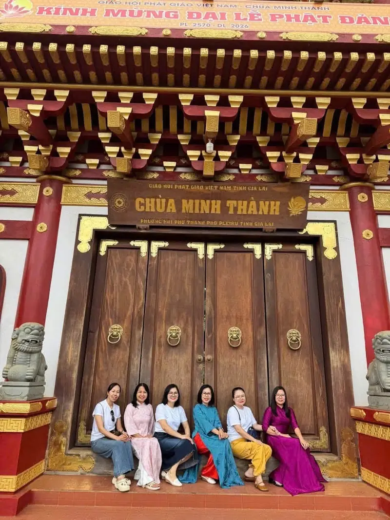 Đoàn khách MUY trước cổng chùa Minh Thành, Pleiku